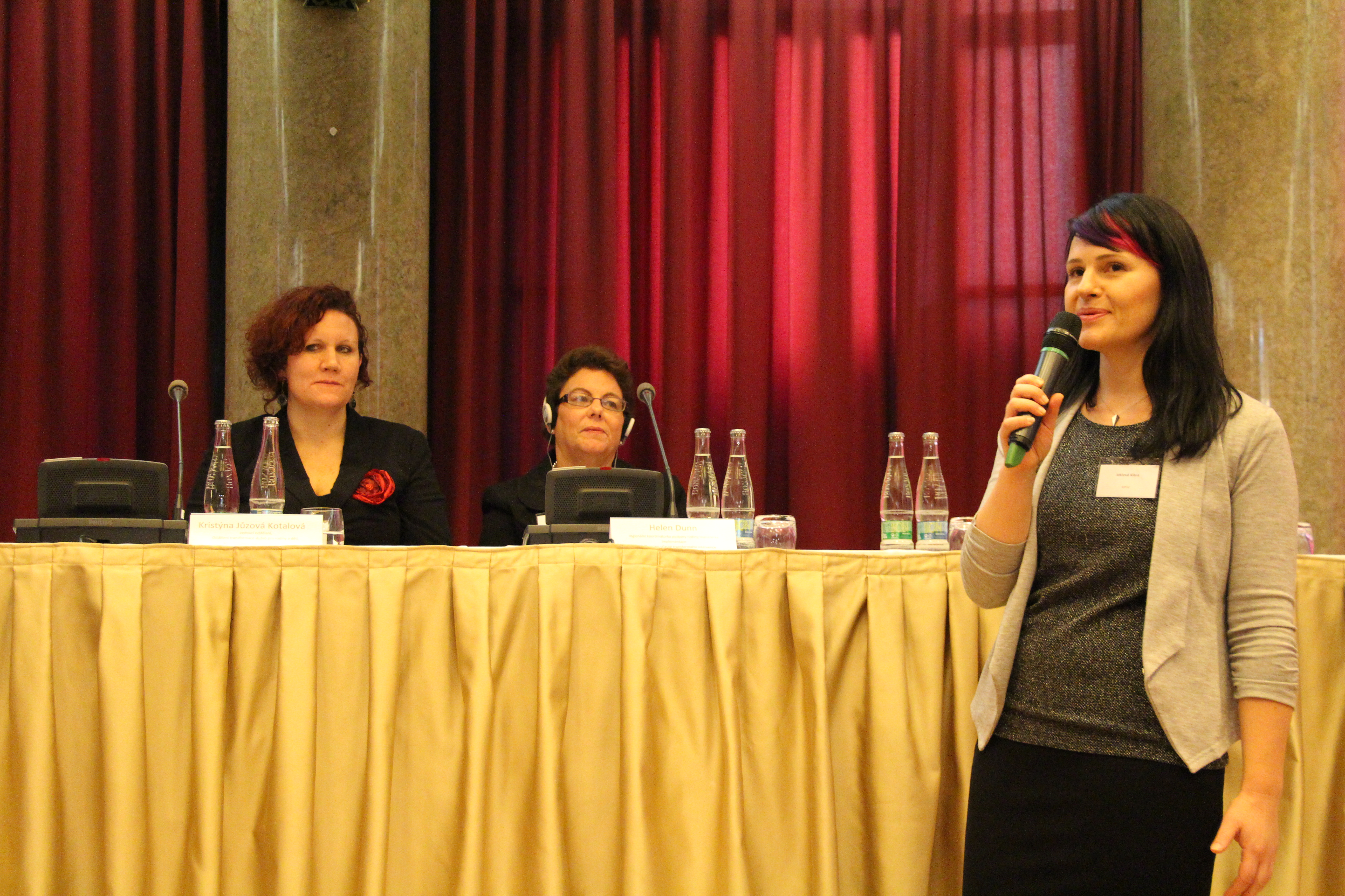 Klára Joklová, odborná garantka aktivity Podpora a rozvoj služeb v oblasti sociálně-právní ochrany dětí (MPSV), zahájila konferenci.